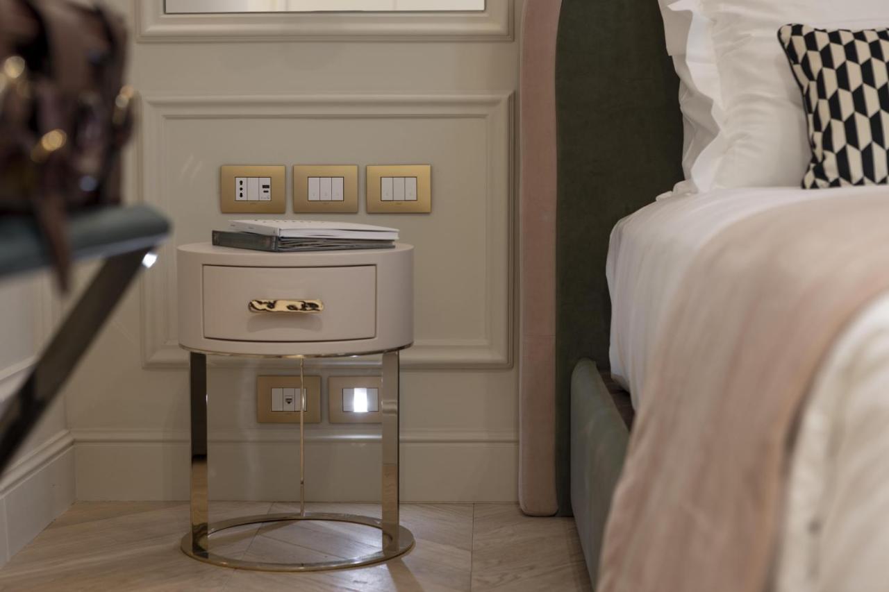 Hotel La Gemma Florencia Exterior foto A bedside table