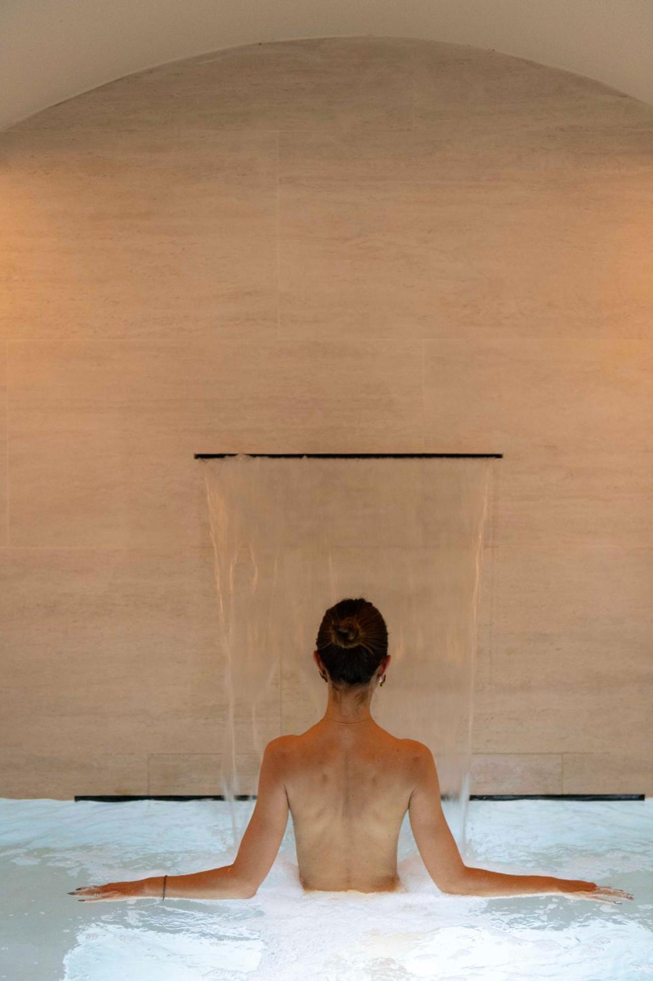 Hotel La Gemma Florencia Exterior foto A woman in a shower